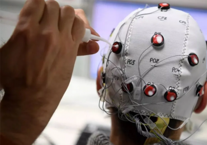 暖芯迦 EPC001 芯片赋能脑电帽：生命体征监测的精准革命